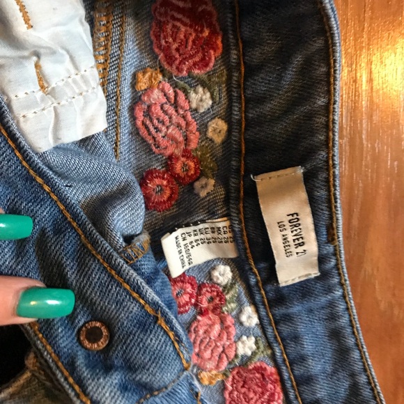 Forever 21 destresses embroidered shorts - Picture 3 of 3